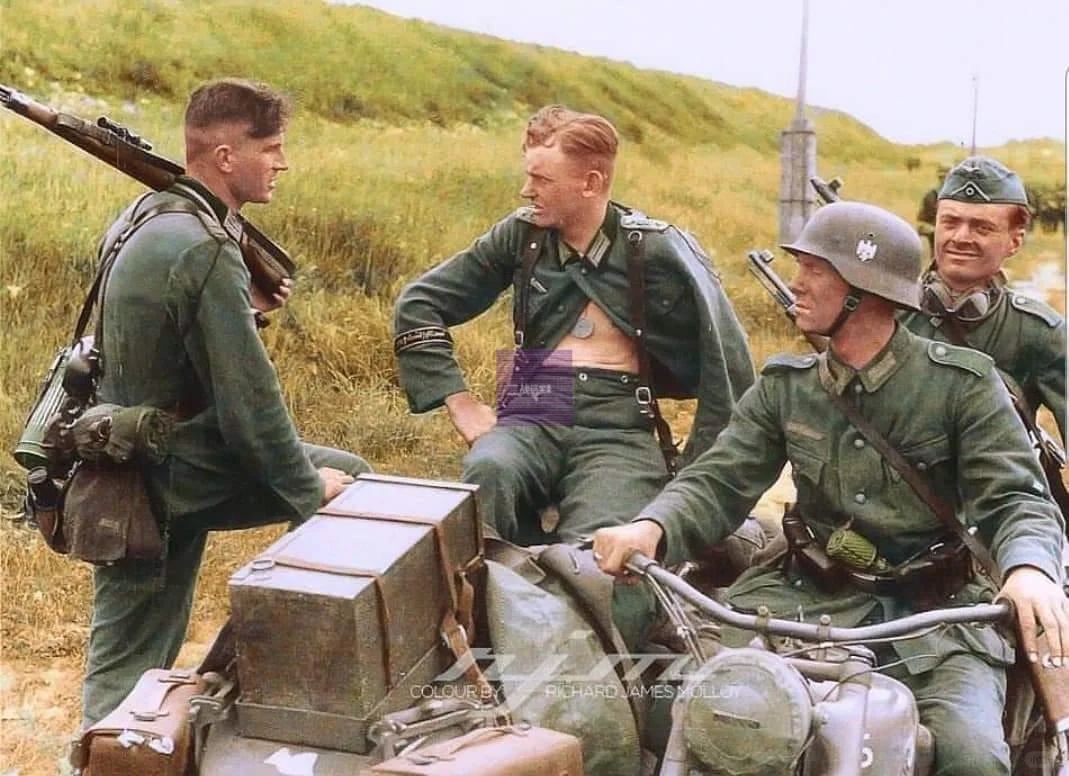 1943年夏天，在库尔斯克攻势期间，一名受伤的大德意志装甲掷弹兵师的军...