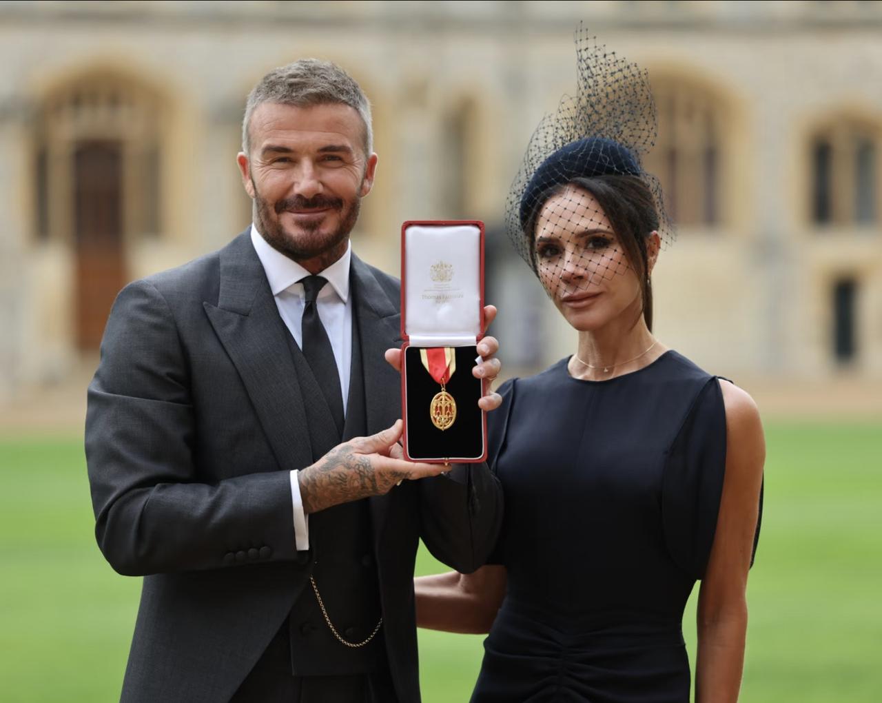 贝克汉姆封爵了。2003年受的是官佐勋章，OBE。现在受的是司令爵级勋章CBE，