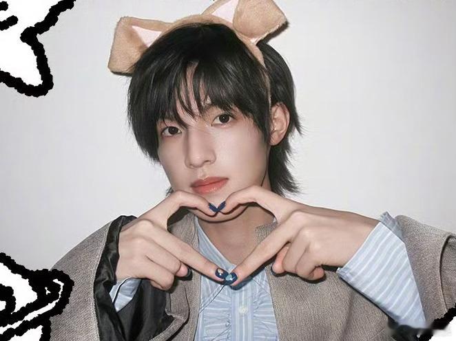 张泽禹ELLE生日帽张泽禹ELLE五月刊封面 张泽禹19岁的生日礼物是ELLE封