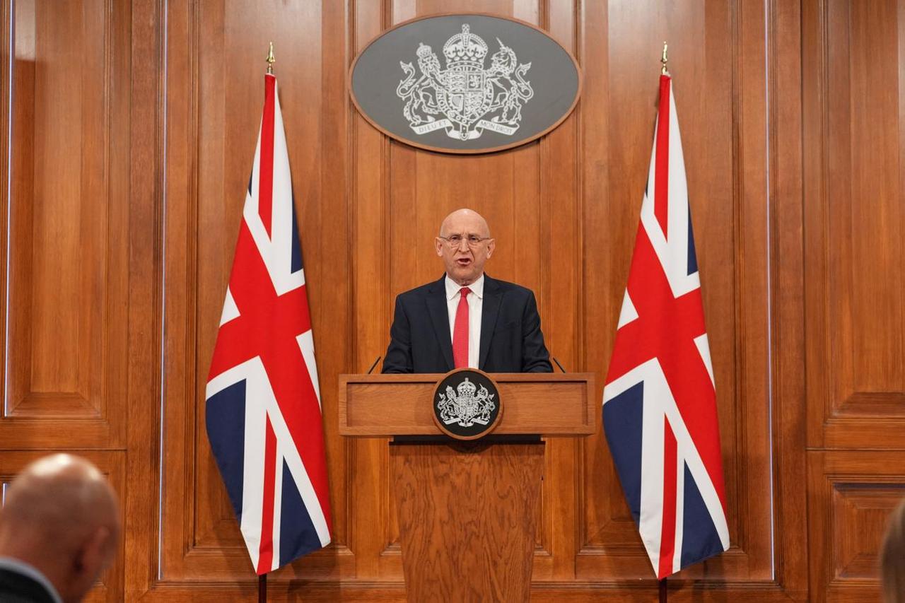 英国国防大臣放出狠话！倘若台海局势持续升级，英国不排除动用军事力量针对中国，虽说
