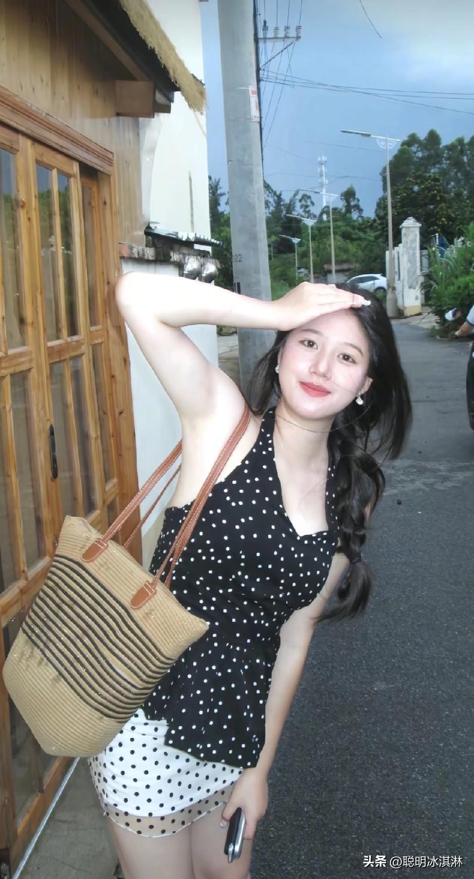 阳光下的少女，倚栏远眺，心旷神怡。