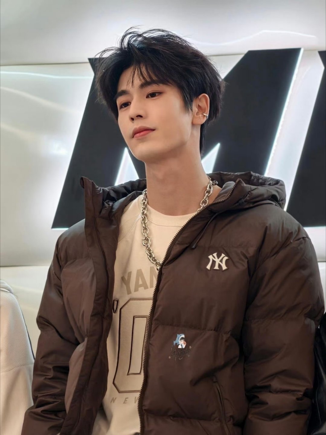 张凌赫摄影师 撕拉片不是P的张凌赫颜值确实很顶吧，P不P怎么了，生图照样抗打 