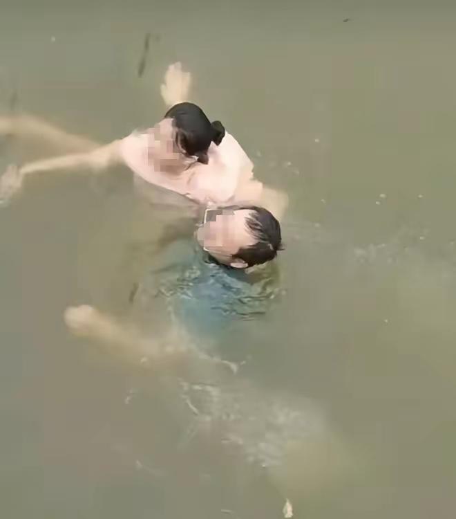 笑不活了！河北大哥救人游丢裤头，反被扇耳光骂流氓，监控一出大快人心
 
河北这出