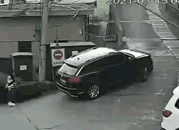 你觉得这个美女应对女司机方式方法正确吗？感觉她有预感但是却没有远离危险，只是好运