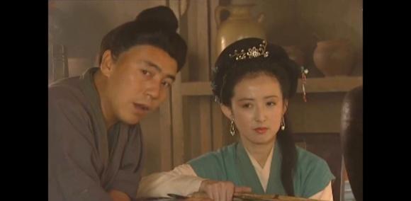 是武松醉打蒋门神出现的，女演员扮演蒋门神的小妾，总共也是不到10秒，但即使有一帧