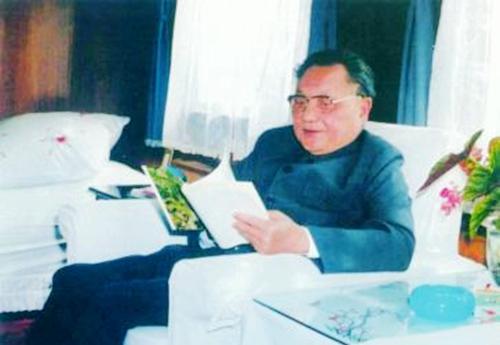 1978年8月，邓小平说：“我这里摆了一些‘文化大革命’以来出的小说，干巴巴的读