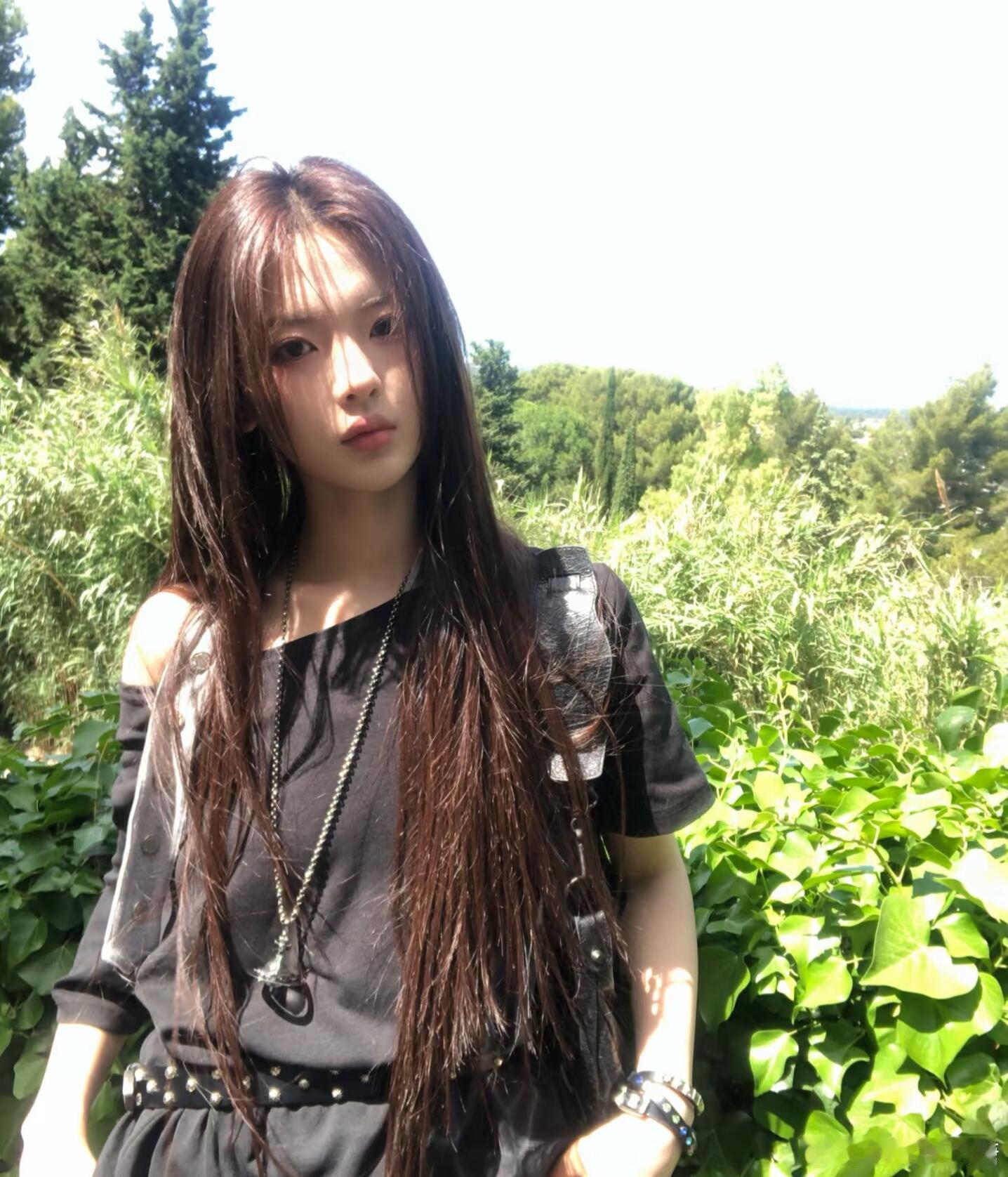 杨超越要给马頔人中增臭 超越妹妹的想法真是让人哭笑不得，吃完臭豆腐居然想到要给马