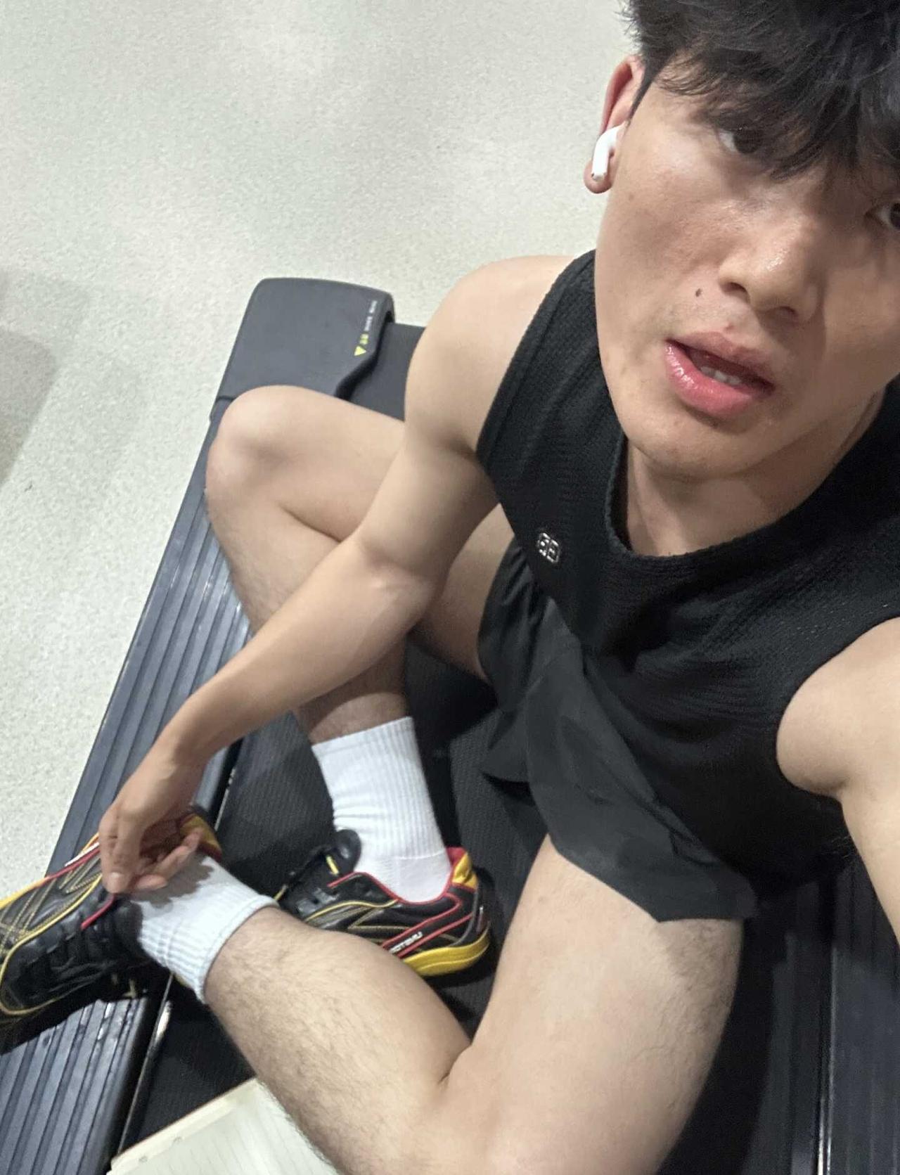 边记笔记 边爬坡的下场
哈哈哈哈哈是摔倒
一点也不好笑
日常 男大学生 健身 p