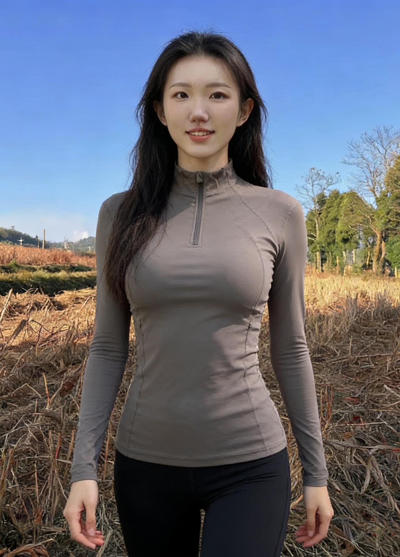 暮色把天空揉成灰蓝的绒
你站在田埂尽头
像一株被风吻过的芦苇
紧身衣裹着年轻的弧