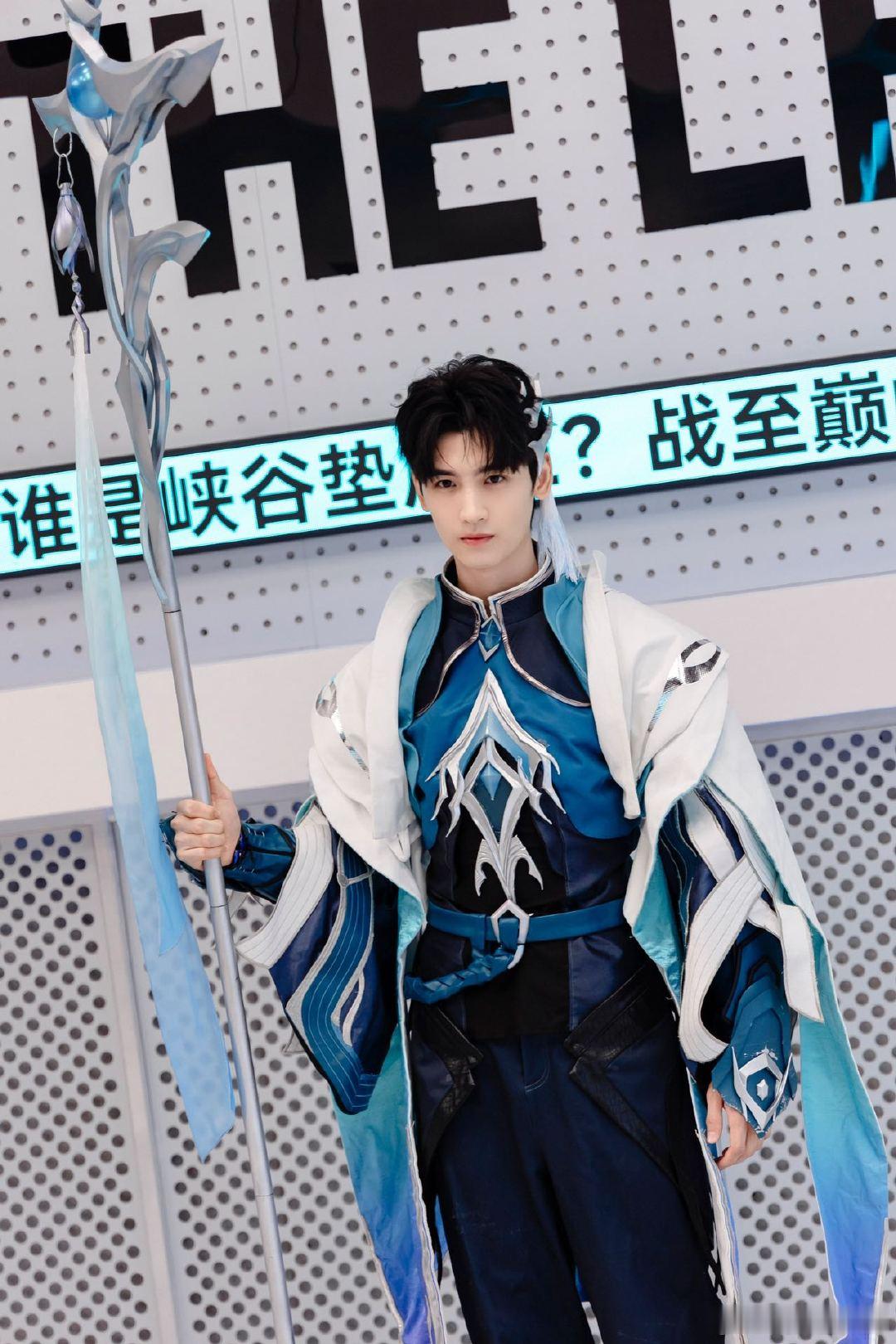 #黄俊捷cos大司命# 黄俊捷cos的大司命在《峡谷垫底王》中展现出强大的气场，