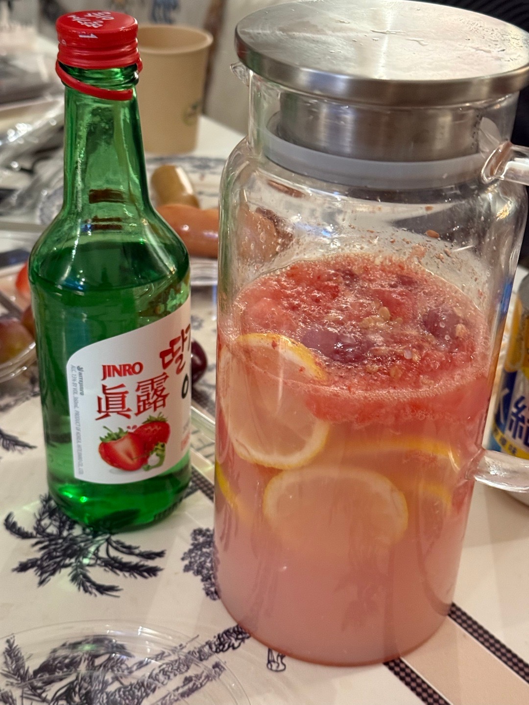 Crazy啊啊啊啊啊啊啊啊啊啊 晚上剩了一点水果和莎莎随便捣鼓一下水果酒 一喝上