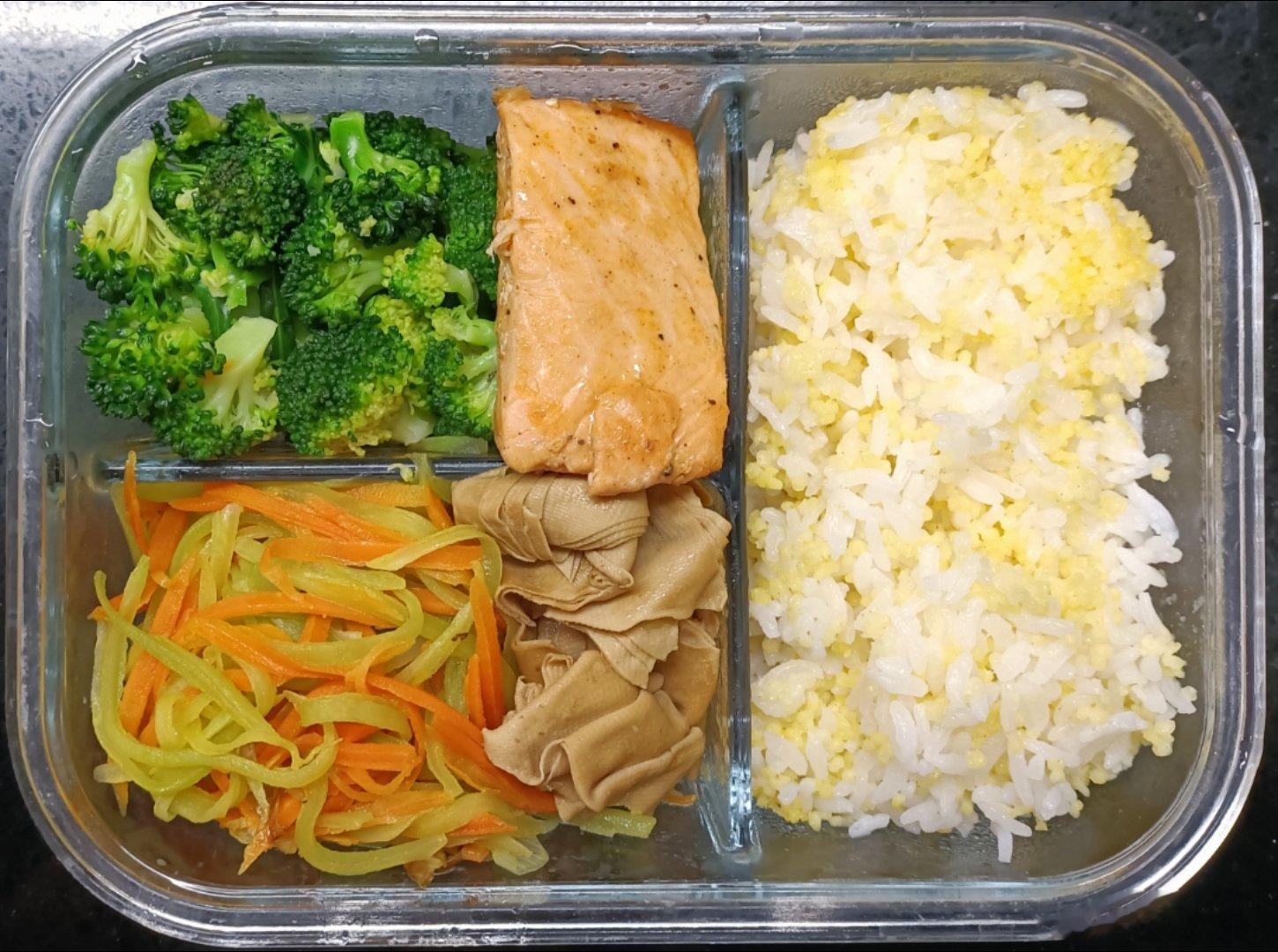#儿子的午餐##这个问题吃什么# 二米饭，三文鱼，卤豆腐皮，素炒胡萝卜莴苣丝，水