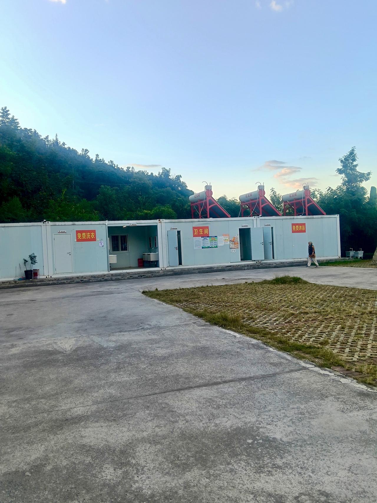 这几天巧家营地收费过高，网上沸沸扬扬，褒贬不一。9月24号正式收费了，还是每天3