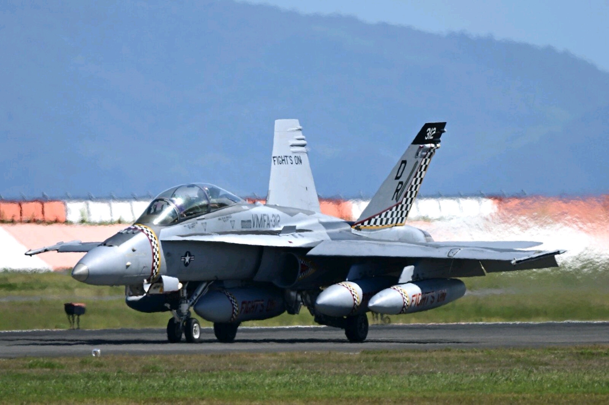 分享圖片：美國麥克唐納.道格拉斯F/A-18D“大黃蜂”艦載戰鬥/攻擊機 