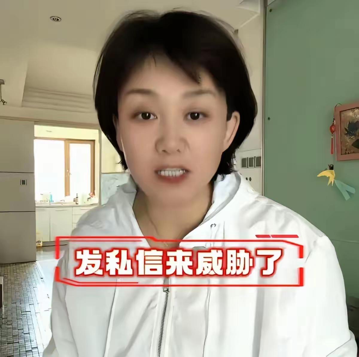 这个女记者叫杨威，抖音粉丝577万。因为转发并制作了漳州龙海区杨梅泡药的视频，一