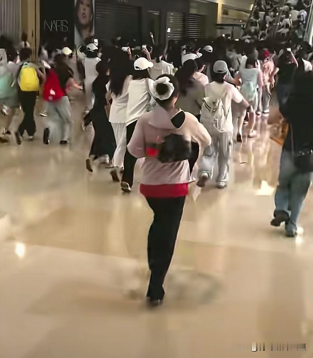 人气冲破玻璃！张凌赫南宁线下见面会，粉丝热情挤裂门店幕墙！ 