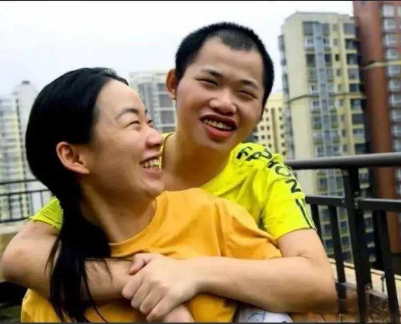 27岁的姑娘，正是花一样的年纪，却每天晚上雷打不动搂着23岁的亲弟弟睡觉。别人给