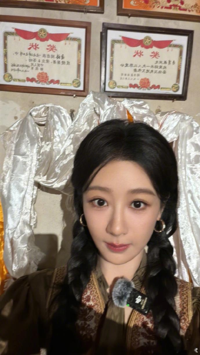 杨紫一口气发了17张自拍杨紫发了17宫格杨紫一口气发了17张自拍🤳 超绝女友视