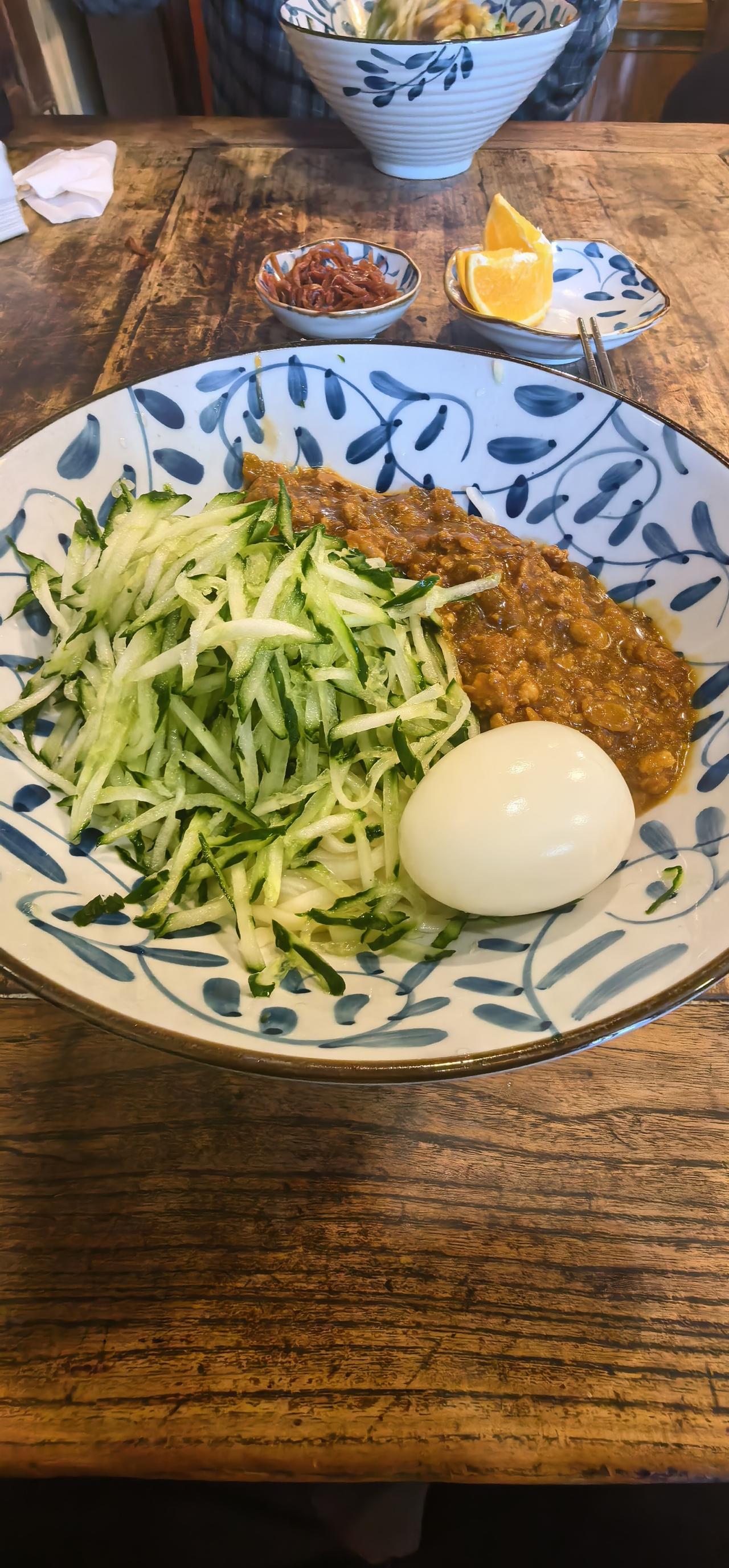 省委西边胡同里的酱肉杨面馆的面很地道的济南味，炒的豆酱很特色[星星眼]
