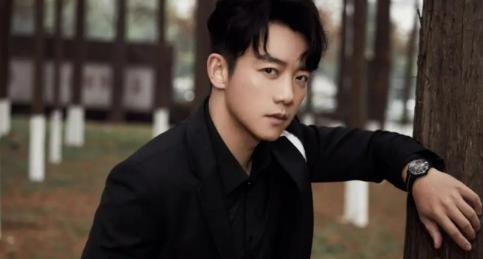 郑恺的成长故事：三岁去全托幼儿园🎉
📌小时候的郑恺是个勇敢的小家伙，三岁那年