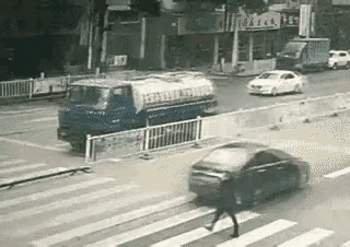 过马路最忌讳的就是慌慌张张，即使遇到紧急情况（洒水）也要从从容容的去处理，绝对不