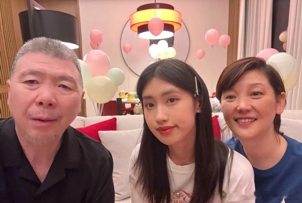 冯小刚徐帆和女儿的合照 ​​​