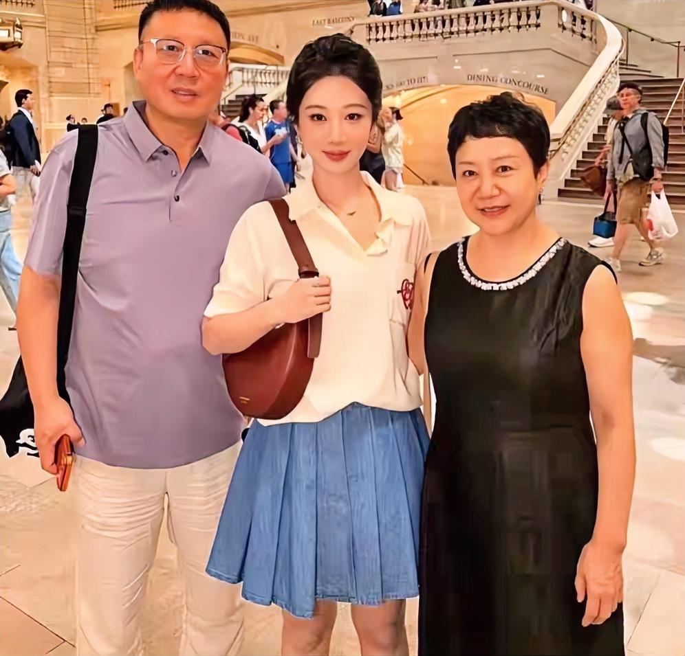 杨紫以MLB棒球推广大使身份赴纽约观赛推广棒球，任职三年常猜中赛事冠军，被网友戏