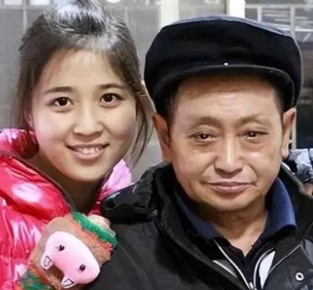 1990年，重庆36岁光棍捡到了一个女婴，不舍吃不舍喝将女孩养大，谁知，养女成年