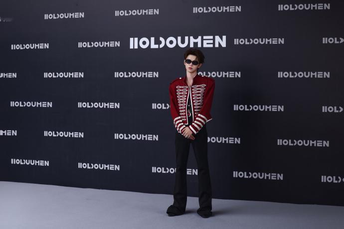 壁纸 | OMG！！！给这个主理人帅成啥了！！！Holdoumen周年庆 何浩楠
