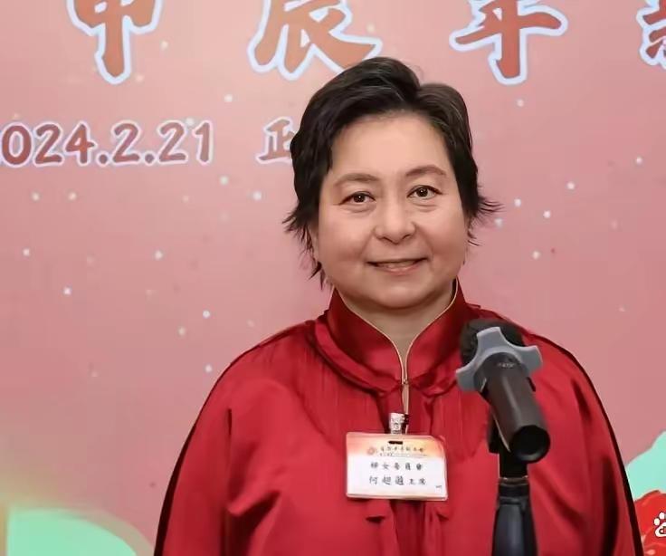 怪不得这两天

娱乐版面没新热门了

豪门相关八卦也不受关注了，原来大家都在关注