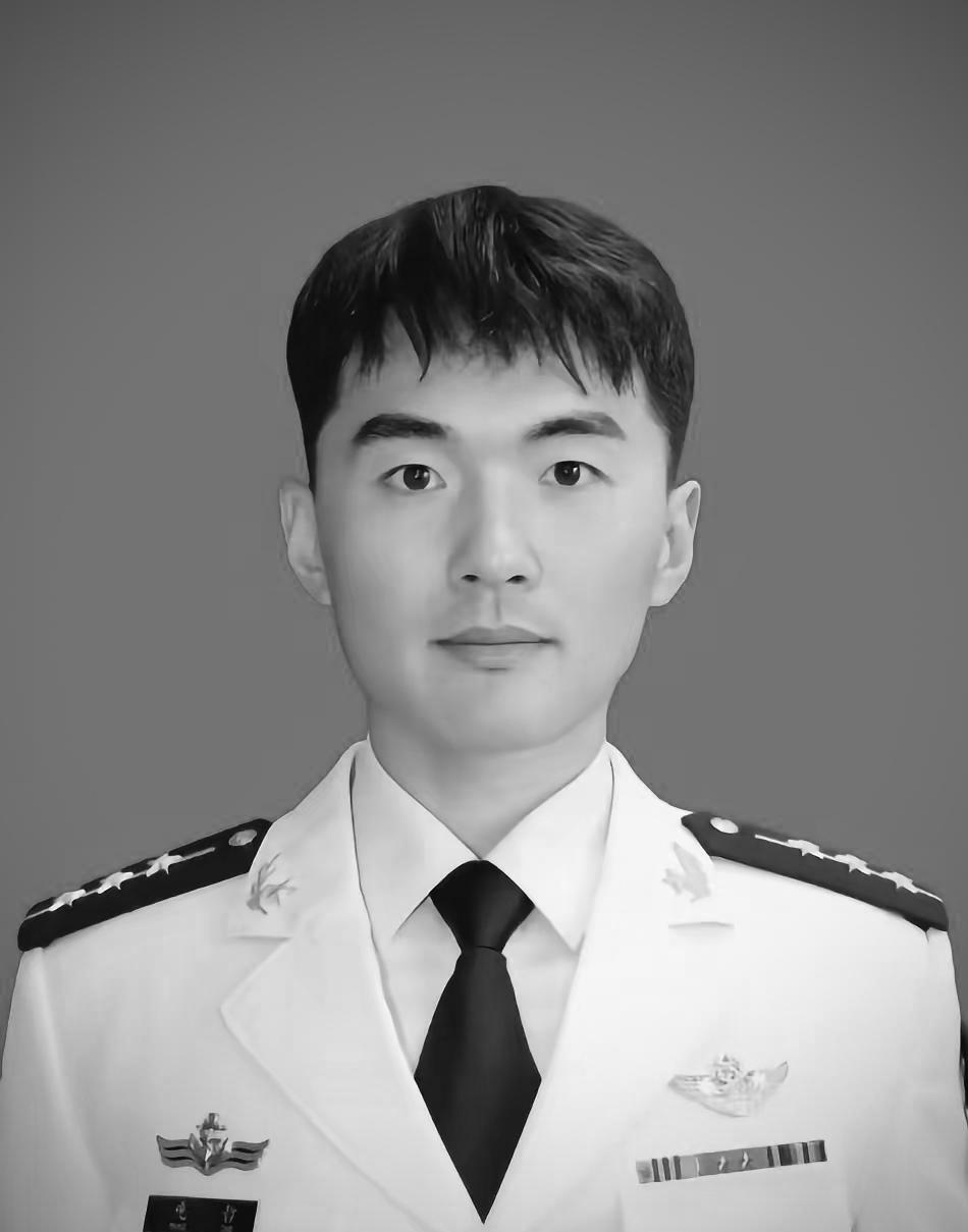 忠魂不泯,浩气长存!庞哲，生前系海军某部舰载机飞行员，上尉军衔中共党员。
 
舰