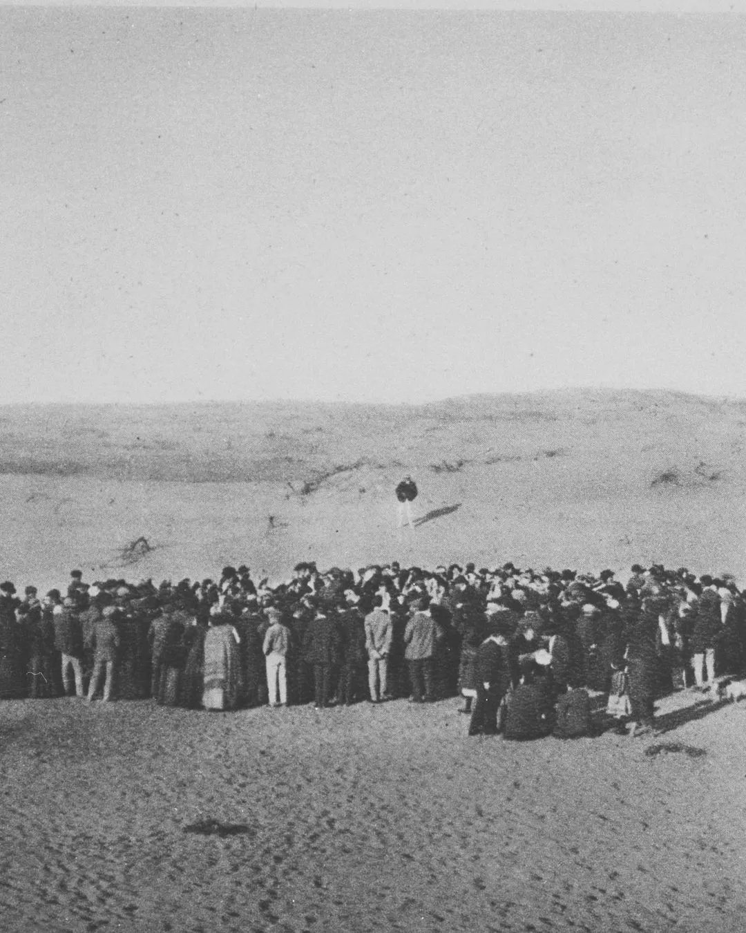 1909年4月，犹太人聚集在中东一片荒地上抽签决定自己土地的照片。当时...