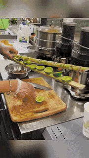 1：甘蔗还可以这样吃？要不要这么酷啊？这是哪个地方的吃法？奇奇怪怪的感觉。