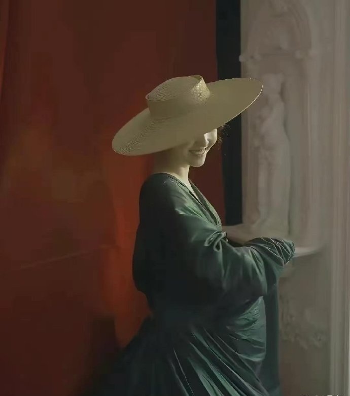 吴倩当年这组孕照拍的就像是油画，简单的装扮，没有露出大肚子，却自然流露出母性光辉