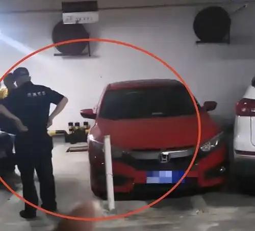 公职人员在人民心中的公信力容不得一点沙子！
近日，长沙一女司机无理霸占别人车位的