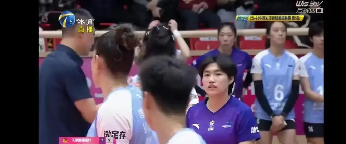 第二局大比分领先，他换上一个二传。全场哗然。
 
节奏瞬间断裂，对手一口气扳平。