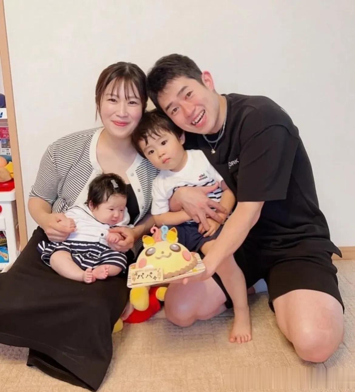 日本羽毛球男双队员保木卓朗社交平台上晒与妻子和两个孩子👶🏻的🈴影

日本?