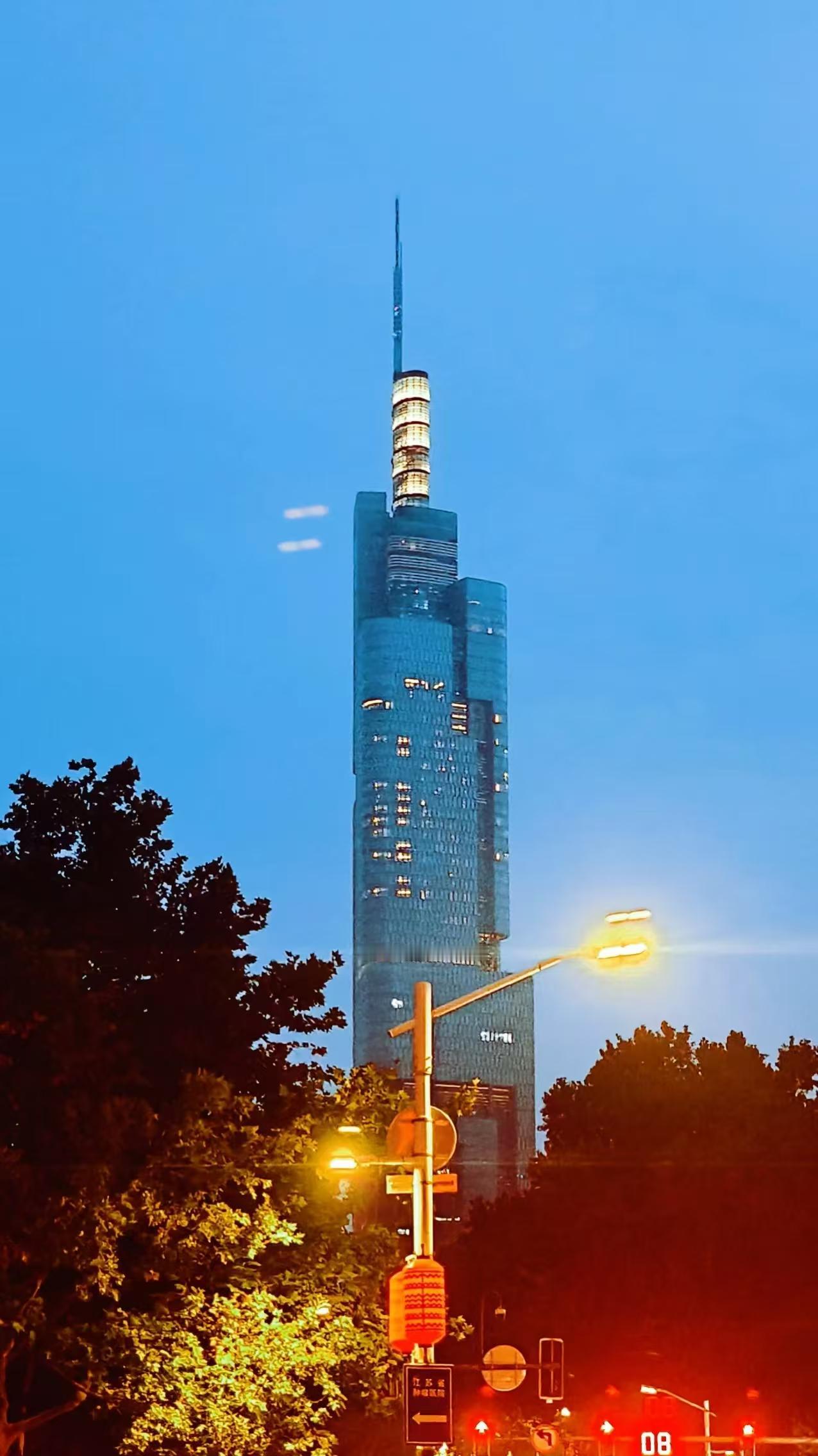 《有人知道咋回事儿吗？南京两大地标建筑“约好”一块熄灯了？》
    有细心的网