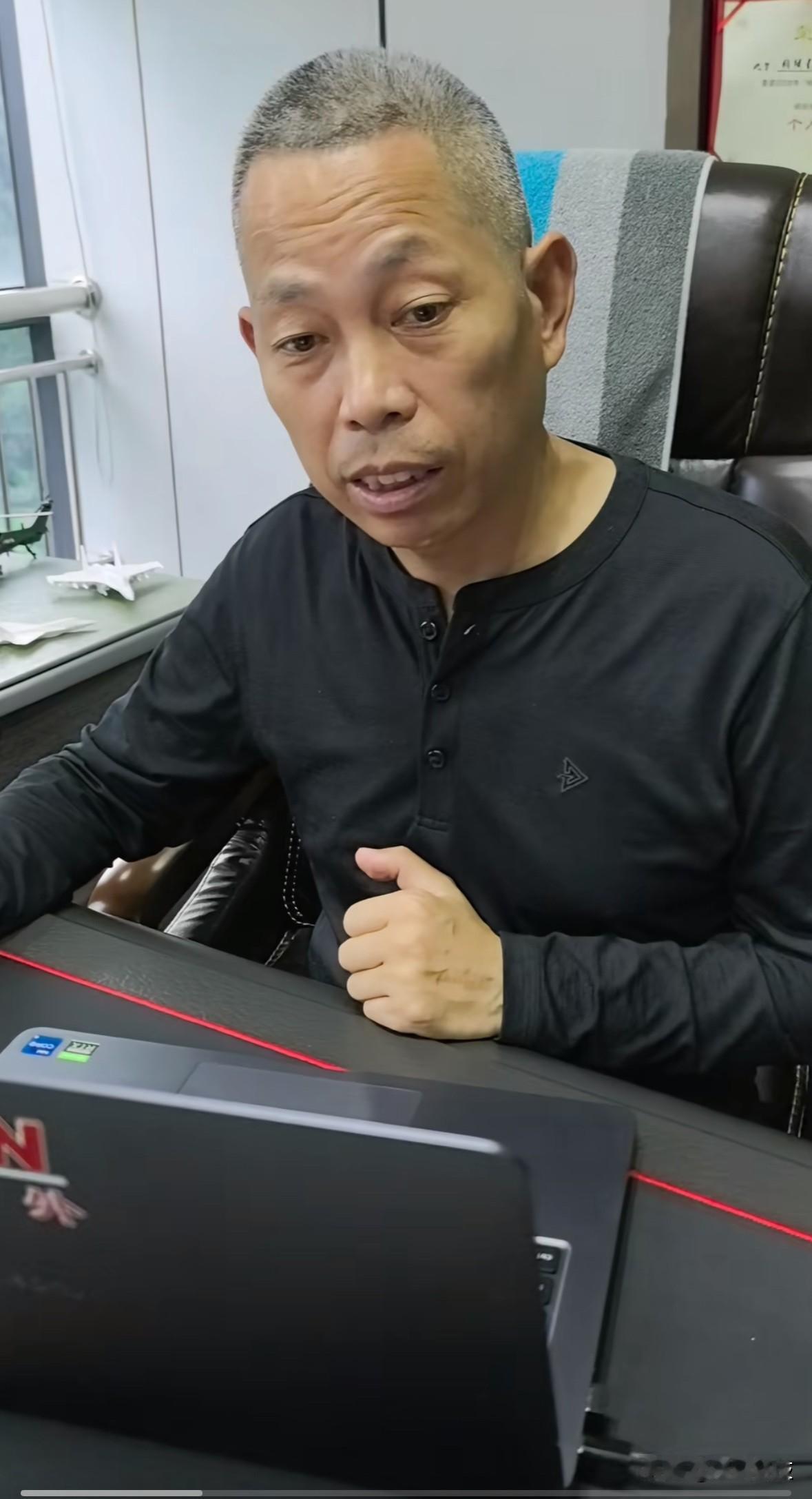 张雪师父“牙哥”回应德比斯取消暑期中国行程：他怕了吗？那我就放心了。

网友：怕
