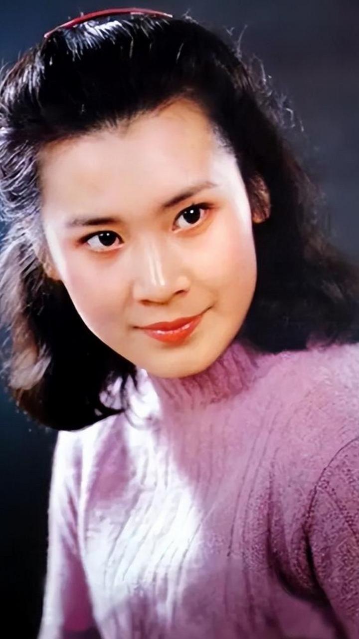 肖雄，上海人，空政话剧团国家一级演员 。凭《蹉跎岁月》里杜见春一角，斩获首届金鹰