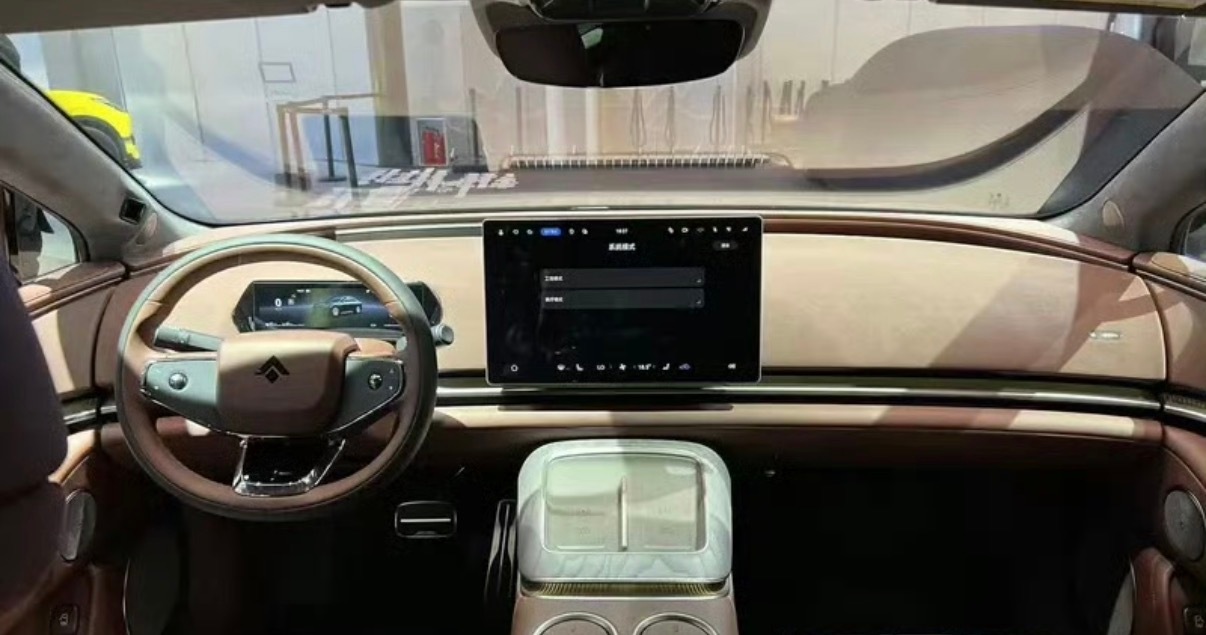 2025广州车展上，广汽昊铂全新旗舰轿车A800内饰迎来正式发布。新车将搭载华为