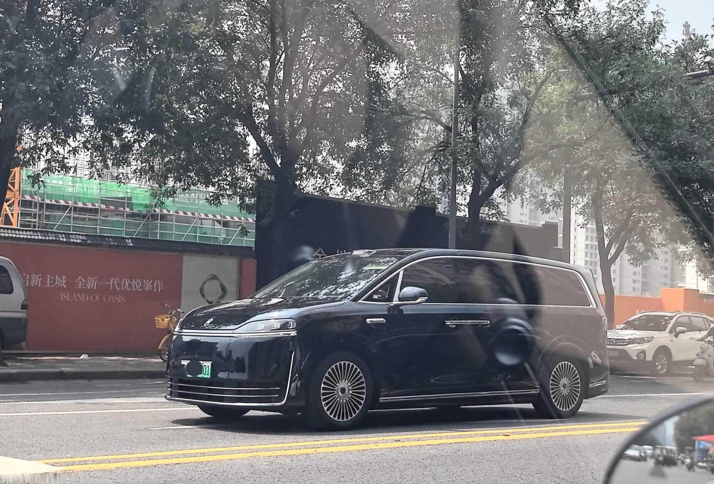 智界V9交付两万辆了，没想到这款车卖得这么好，最近也确实经常在路上碰见。 