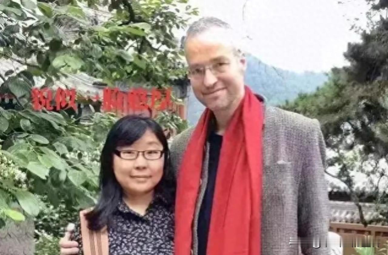 她用儿童色情毒害中国孩子，她比吴勇更可恨！竟然有画家对解放军女战士进行恶意丑化，