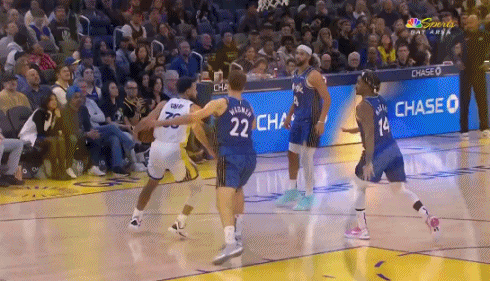 #库里熬过了12月# 库里被打到面部 要求裁判看录像 裁判没理他 #nba你我皆