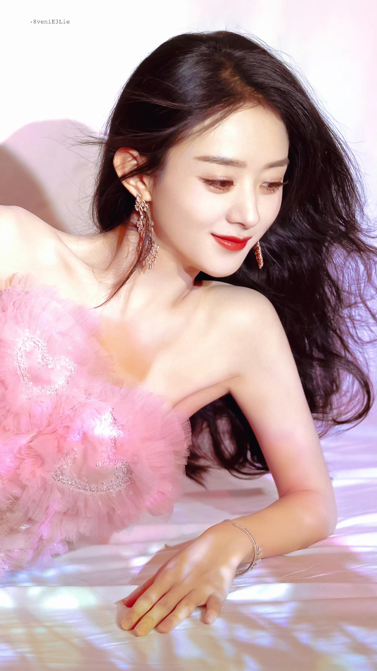 赵丽颖粉色纱裙造型，笑靥生花温柔感拉满
 
赵丽颖这组造型，把温柔与浪漫焊在了身