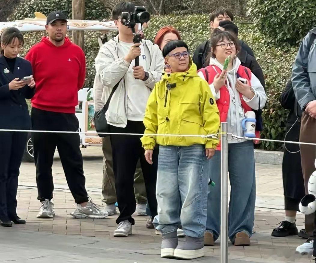 金龟子近照，网友说她这双增高鞋应该不便宜！ ​​​