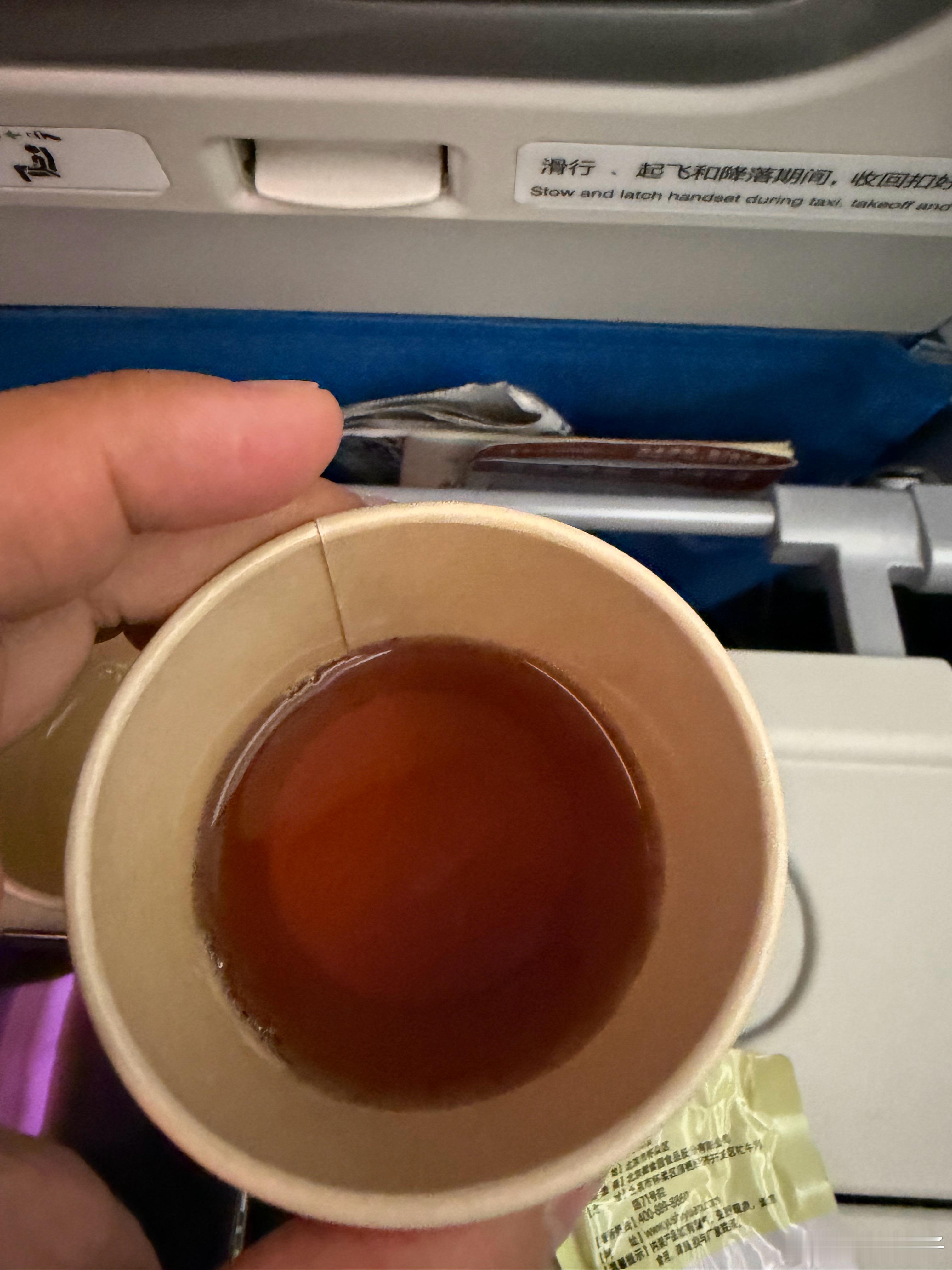 今天是厦航美食体验官？青梅汁，橄榄汁，还有厦航自制大红袍，挨个试一遍