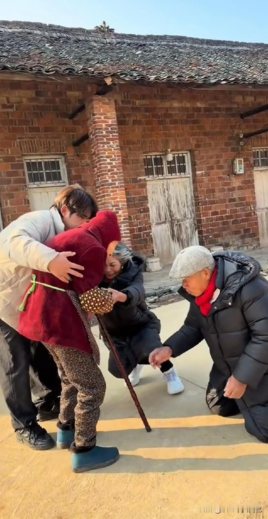 如果没有必要，女生真的不要远嫁！
今天刷到一个视频，一个远嫁的女人回老家看望自己