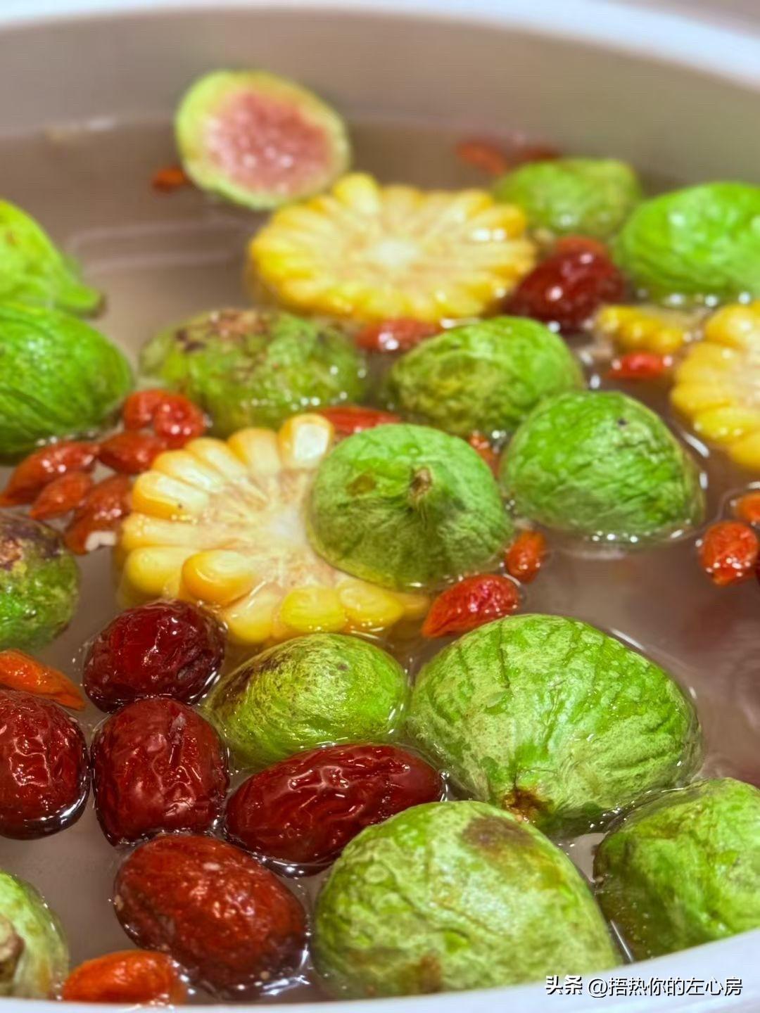 今天这顿饭，真的吃到我心坎里去了！

先喝了碗无花果煮的汤，真的太润了。就是新鲜