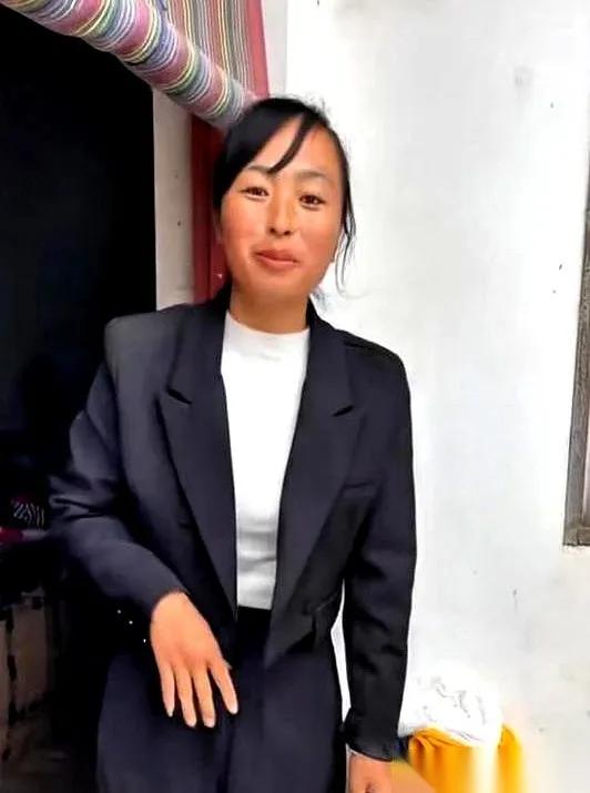 “你要养他们，我们就离！”
男人指着门口那五个孩子，手在发抖。他刚下工，一身木屑